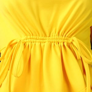 Detail des gelben Langarm-Tops mit Kordelzug, Raffungen und Stofftextur