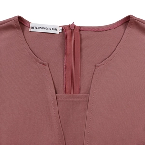 Détail de l'encolure en V élégante avec fermeture éclair invisible sur robe rose