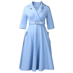 Détail de robe trapèze bleu clair avec revers en pointe et ceinture à boucle chromée