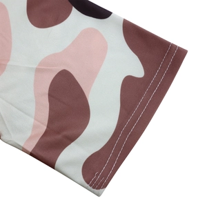 Détail de la manchette à fleurs camouflage rose avec couture double de haute qualité