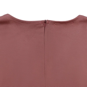 Détail de la fermeture éclair invisible au dos et des coutures de la robe rose poudré