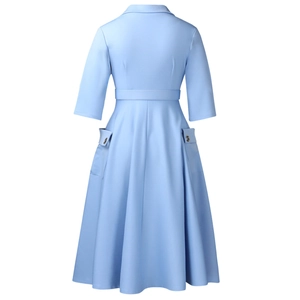 Vue détaillée du dos d'une robe blazer bleu clair à taille haute et grandes poches