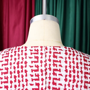 Détail de l'imprimé géométrique rouge et blanc sur le col arrière de cet ensemble chic