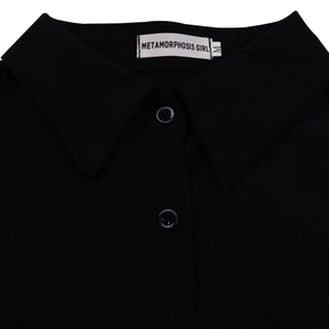 Detailed macro view of the black shirt collar featuring a woven brand label and size M tag