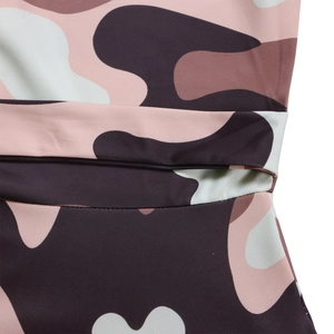 Détail d'une robe camouflage rose montrant les coutures soignées et le tissu élastique