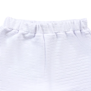 Vue détaillée du tissu seersucker blanc et de la taille élastique d'un short décontracté
