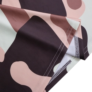 Détail du tissu à motif camouflage avec double piqûre et coutures de surjet précises