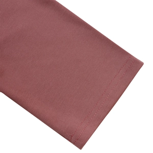 Vue détaillée du tissu sergé rose foncé avec couture à double aiguille de haute qualité