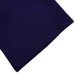 Dettaglio macro del tessuto a maglia viola scuro con cuciture precise ed eleganti