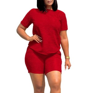 Détail de l'ensemble rouge deux pièces en tissu gaufré avec haut à manches courtes et short