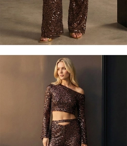 Dettaglio dei pantaloni a zampa con paillettes marroni e sandali dorati eleganti