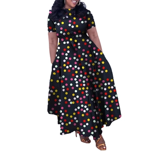 Détail d'une robe longue bohème noire avec des pois colorés et une ceinture à la taille