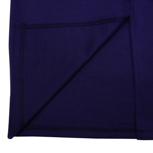 Dettaglio ravvicinato dell'abito in maglia viola scuro con orlo a doppio ago e cuciture
