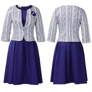 Détail d'un ensemble robe trapèze violette avec veste à motif géométrique bleu et broche