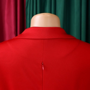 Détail d'une robe rouge avec texture en sergé de qualité et fermeture éclair invisible