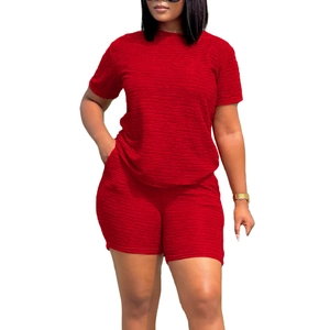 Détail du tissu côtelé rouge sur l'ensemble haut à manches courtes et short femme