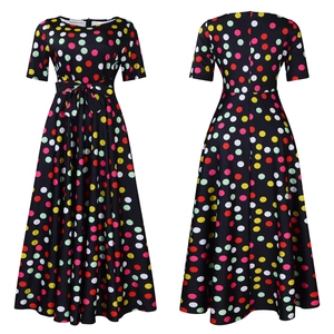 Vue détaillée de la robe noire à pois colorés avec ceinture nouée et col rond classique
