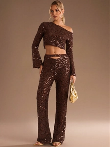 Completo marrone di paillettes con top monospalla asimmetrico e pantaloni a gamba larga