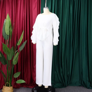 Detail eines weißen Langarm-Oberteils mit Rüschenbesatz und Kordelzug am Mannequin