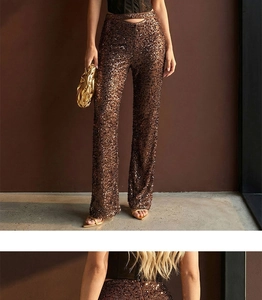 Dettaglio del design cut-out a vita alta e paillettes marroni lucide sui pantaloni a zampa