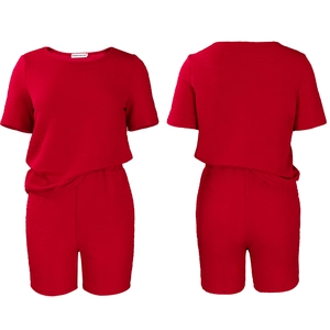 Ensemble rouge deux pièces en tissu texturé avec haut à manches courtes et short taille haute