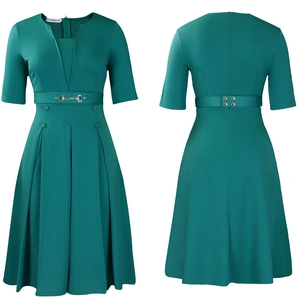 Détails de la robe midi vert foncé avec jupe plissée et ceinture à boucle mors dorée