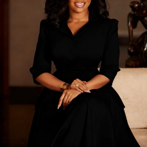 Détails de l'élégante robe blazer noire texturée avec des bijoux dorés de luxe