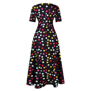 Vue arrière d'une robe longue évasée noire avec des pois rétro colorés et une fermeture