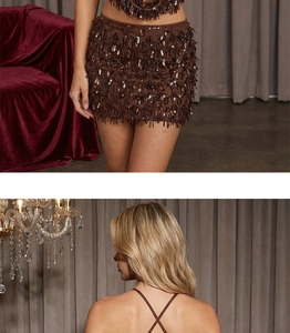 Détail de l'ensemble de fête marron à paillettes et franges avec dos nu croisé