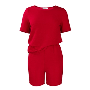 Détail de l'ensemble deux pièces rouge avec une texture plissée horizontale unique