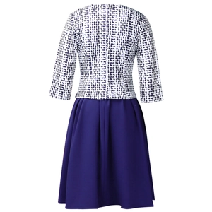 Détail du haut à motif géométrique bleu avec zip au dos et jupe plissée bleu marine