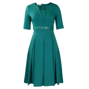 Détail de la robe plissée vert foncé élégante avec col en V et ceinture à boucle