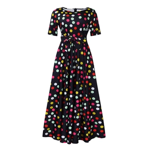 Détail d'une robe maxi vintage noire à pois avec manches courtes et nœud à la taille