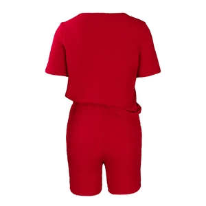 Vue arrière d'un ensemble deux pièces rouge en tissu texturé avec haut et short