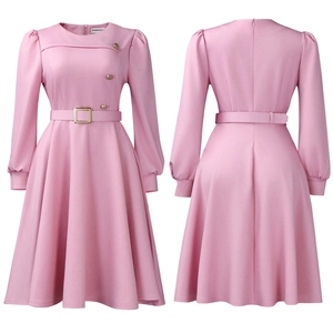 Dettagli fronte e retro di un abito rosa a maniche lunghe con bottoni dorati e cintura