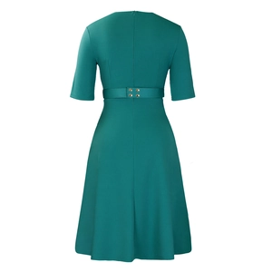 Vue arrière d'une robe midi turquoise à manches courtes avec ceinture à clous dorés