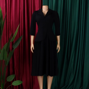 Détail d'une robe noire mi-longue avec col à revers et manches trois-quarts élégantes