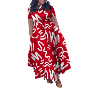 Détail d'une robe maxi rouge grande taille avec imprimés abstraits et taille nouée