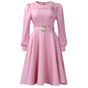 Dettaglio vestito rosa chiaro a maniche lunghe con bottoni dorati e cintura coordinata