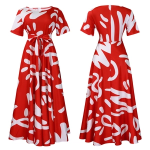 Détail de la robe longue rouge à manches courtes avec motifs abstraits blancs et ceinture