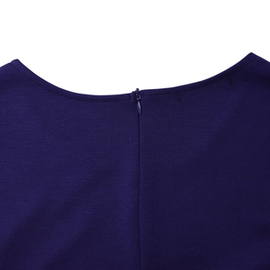 Détail de la fermeture éclair invisible et de l'encolure sur l'ensemble violet foncé