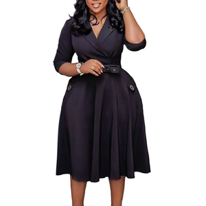 Détail d'une robe noire élégante à col en V avec une ceinture large à œillets métalliques