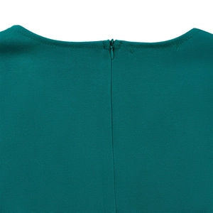 Vue détaillée d'une fermeture éclair invisible sur une robe d'été élégante vert foncé