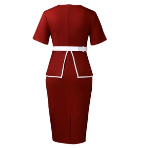 Vista dettagliata del retro di un abito a tubino rosso con zip e cintura bianca