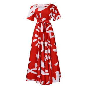 Détail d'une robe maxi rouge avec imprimés blancs abstraits et ceinture à nouer