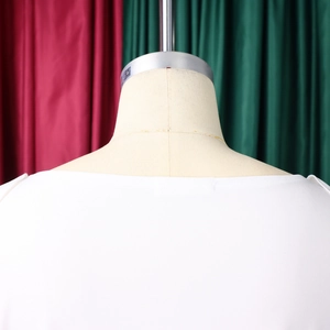 Detailaufnahme von weißer Rüschenbluse Schulter und Ausschnitt auf einer Schaufensterpuppe