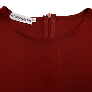 Dettaglio girocollo e chiusura con zip sul retro di un abito in maglia bordeaux