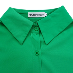 Detailed view of the green shirt collar with buttons and a sewn-in size label M