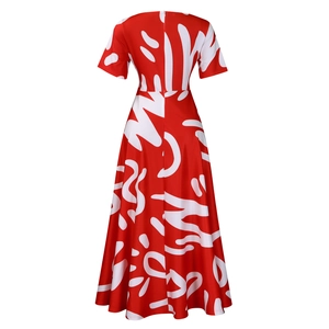 Vue arrière détaillée de la robe longue imprimée rouge et blanc avec fermeture éclair
