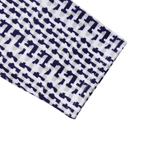 Vue macro d'un poignet en maille avec motifs géométriques bleus et couture double